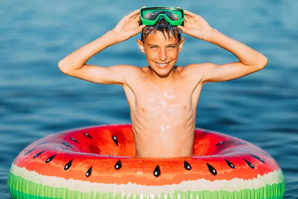 둥그렇게 둥그렇게 어린이는 여름에 바다에서 쉬면서 바다에서 수영을 소년은 재미를 — 스톡 사진