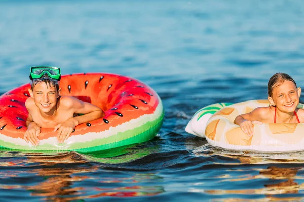 Barn Pojke Och Flicka Simma Havet Med Uppblåsbara Cirklar Kul — Stockfoto