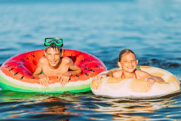 Barn Pojke Och Flicka Simma Havet Med Uppblåsbara Cirklar Kul — Stockfoto