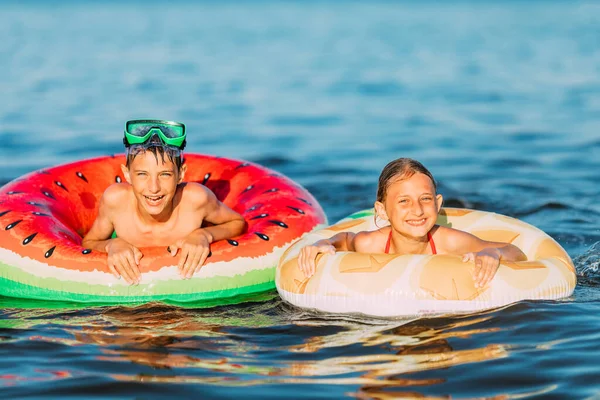 Barn Pojke Och Flicka Simma Havet Med Uppblåsbara Cirklar Kul — Stockfoto