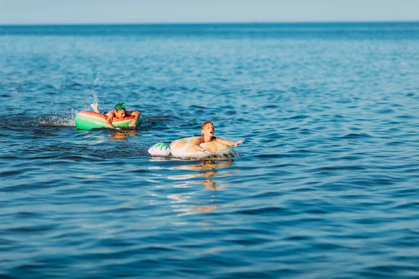 Dzieci Chłopiec Dziewczyna Pływanie Morzu Nadmuchiwanymi Kółkami Zabawy Plaży Podczas — Zdjęcie stockowe