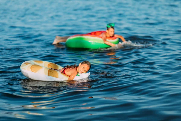 Små Barn Simmar Havet Med Uppblåsbara Cirklar Har Roligt Stranden — Stockfoto