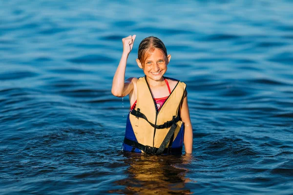 바다에서 수영을 우승의 몸짓을 아름다운 소녀는 행복하다 — 스톡 사진