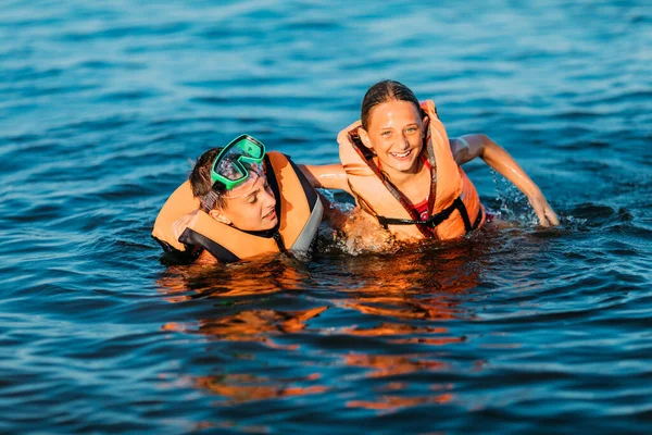 Kleine Gelukkige Kinderen Een Jongen Een Meisje Hebben Plezier Zwemmen — Stockfoto