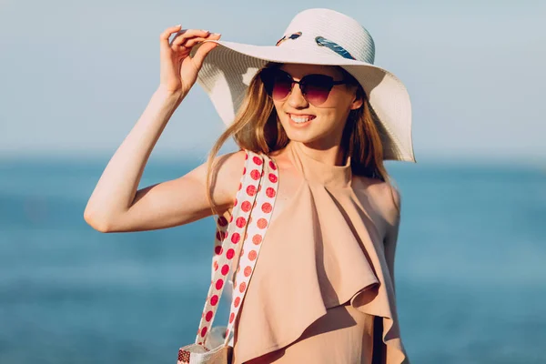 Attractive Girl Summer Hat Swimsuit Walking Beach Summer Vacation Sea — Stock Photo, Image