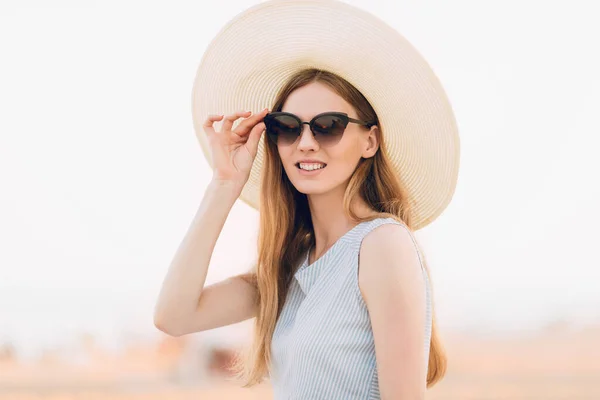 Portrait Beautiful Summer Girl Sunglasses Summer Hat Relaxing Posing Beach — Stock Photo, Image