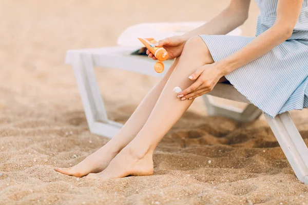 Young Woman Relaxing Beach Lying Sunbed Applying Sunscreen Her Feet — Stock Photo, Image