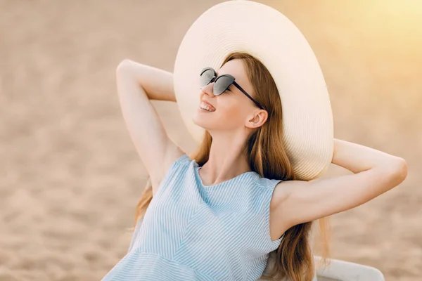 Portrait Relaxing Beautiful Summer Girl Wearing Sunglasses Summer Hat Relaxing — Stock Photo, Image