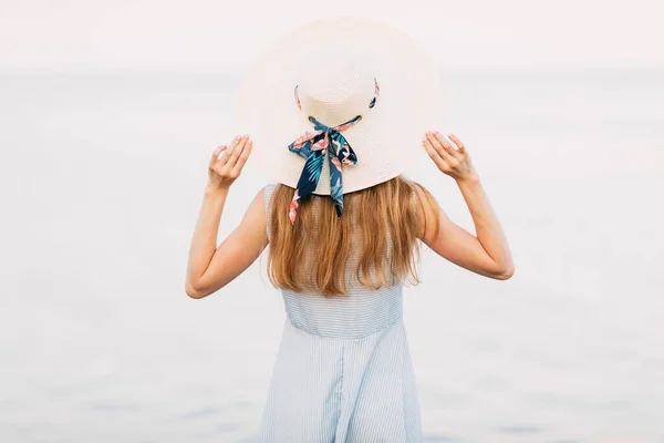 Back View Attractive Girl Dress Summer Hat Resting Admiring Sea — Stock Photo, Image