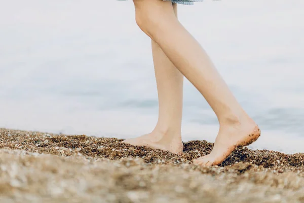 Крупним Планом Жіночі Ноги Жінка Йде Піщаному Пляжі Залишаючи Сліди — стокове фото