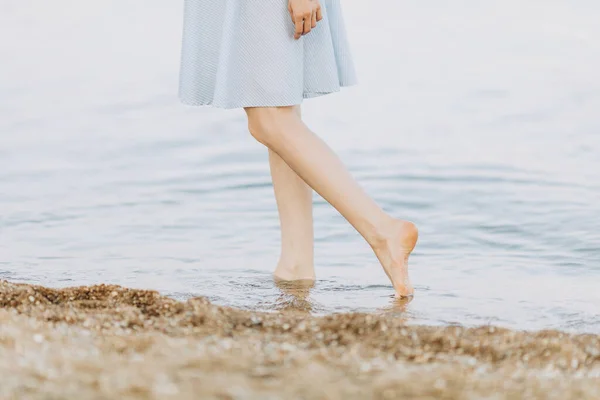 Close Van Vrouwelijke Voeten Een Vrouw Die Een Zandstrand Loopt — Stockfoto