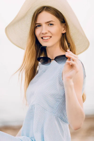 Portrait Beautiful Summer Girl Sunglasses Summer Hat Relaxing Posing Beach — Stock Photo, Image