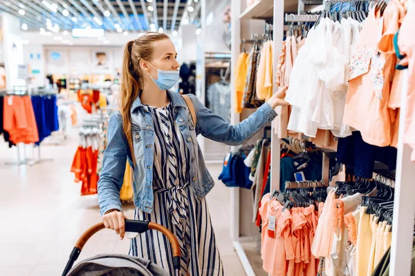 Krásná Žena Kočárkem Mladá Matka Lékařskou Ochrannou Maskou Obličeji Vybírá — Stock fotografie