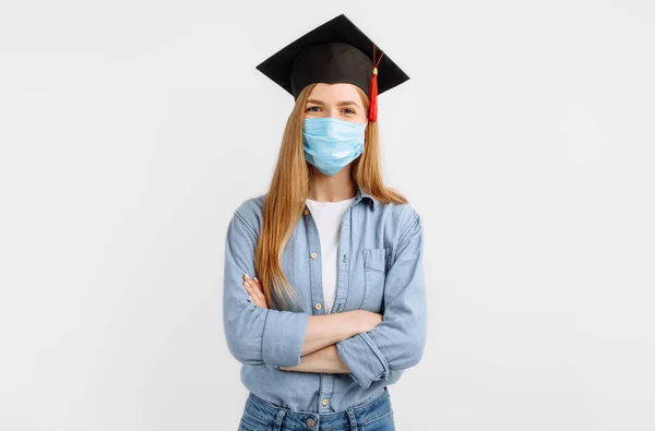 Graduação Bela Menina Graduada Vestindo Uma Máscara Protetora Médica Seu — Fotografia de Stock