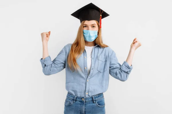 Menina Graduada Feliz Uma Máscara Protetora Médica Seu Rosto Chapéu — Fotografia de Stock