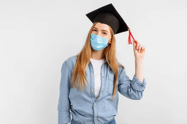 Sonhador Menina Brooding Estudante Pós Graduação Com Uma Máscara Médica — Fotografia de Stock