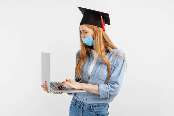 Beautiful Graduate Girl Wearing Medical Mask Her Face Graduation Hat — Stock Photo, Image