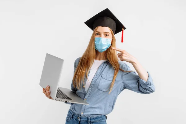 Gyönyörű Diplomás Lány Orvosi Maszkot Visel Arcán Egy Ballagási Sapkát — Stock Fotó