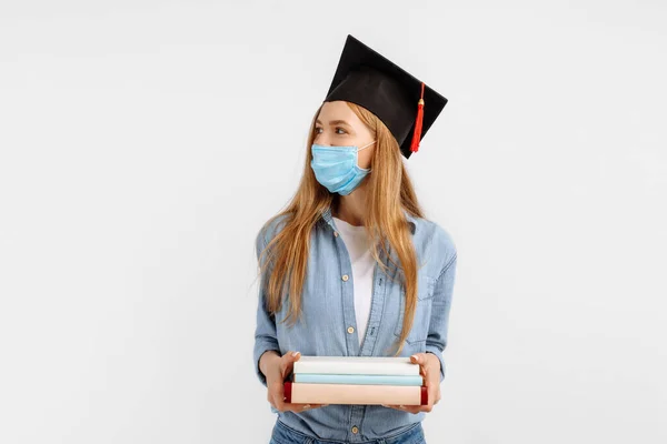 Απόφοιτο Κορίτσι Ιατρική Μάσκα Στο Πρόσωπό Της Και Καπέλο Αποφοίτησης — Φωτογραφία Αρχείου