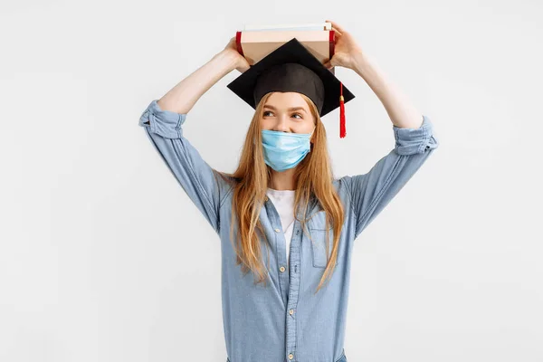 Happy Menina Inteligente Graduado Vestindo Uma Máscara Médica Seu Rosto — Fotografia de Stock