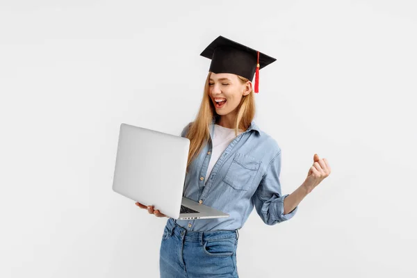 Ευτυχισμένος Ενθουσιασμένος Απόφοιτος Κορίτσι Ένα Καπέλο Αποφοίτησης Στο Κεφάλι Της — Φωτογραφία Αρχείου