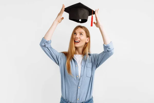 Menina Atraente Feliz Graduado Felizmente Coloca Chapéu Formatura Sua Cabeça — Fotografia de Stock