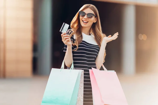 Animado Jovem Feliz Usando Óculos Sol Segurando Sacos Compras Coloridos — Fotografia de Stock