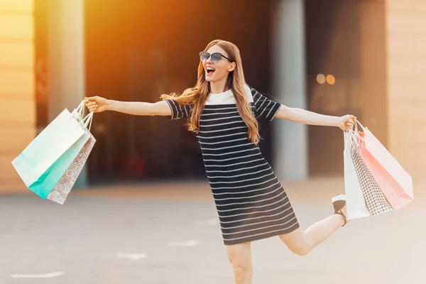 Весела Щаслива Жінка Насолоджується Покупками Несе Торговельні Пакети Працює Покупками — стокове фото