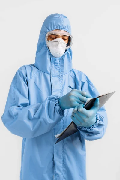 Ein Arzt Einem Schutzanzug Gegen Coronavirus Brille Maske Und Handschuhe — Stockfoto