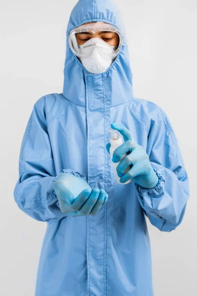 Ein Arzt Einem Medizinischen Schutzanzug Gegen Coronavirus Medizinischer Maske Latexhandschuhen — Stockfoto