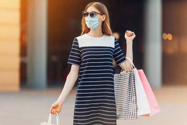 Boldog Gyönyörű Shopaholic Lány Napszemüveg Orvosi Védő Maszk Arcán Álló — Stock Fotó