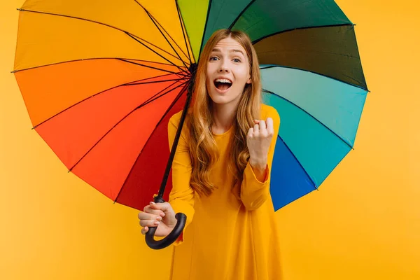 Scioccato Ragazza Sorpresa Abito Giallo Felice Posa Con Ombrello Arcobaleno — Foto Stock