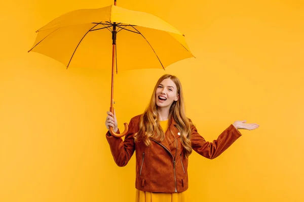 재킷을 배경에 우산을 즐거워하는 — 스톡 사진