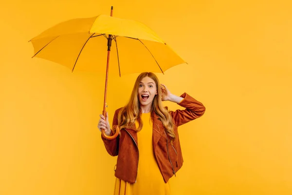 드레스에 재킷을 충격을 소녀가 배경에 우산을 — 스톡 사진