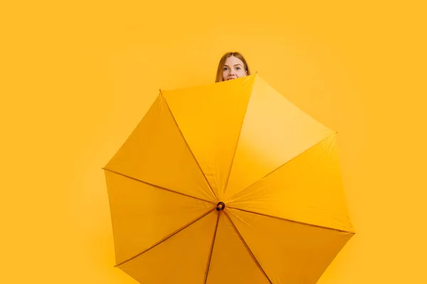 Chica Feliz Esconde Detrás Paraguas Amarillo Sobre Fondo Amarillo Aislado — Foto de Stock