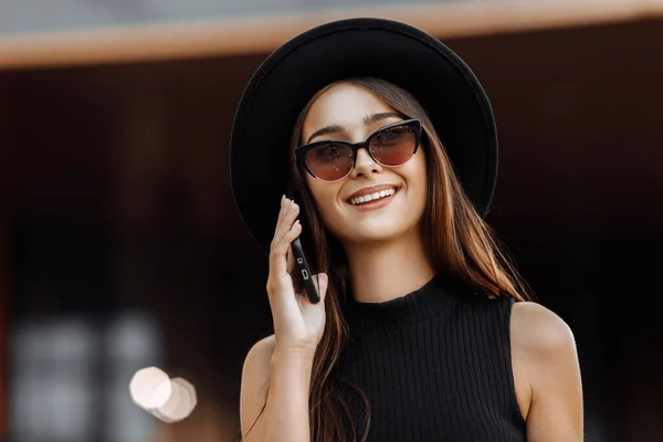 Щаслива Елегантна Дівчина Чорній Сукні Капелюсі Розмовляє Мобільному Телефоні Стоїть — стокове фото