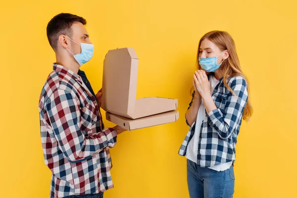 Mann Und Frau Karierten Hemden Und Medizinischen Schutzmasken Vor Dem — Stockfoto