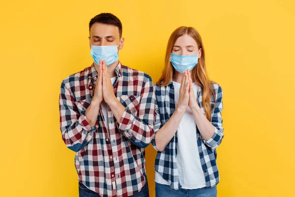 Jovem Uma Mulher Máscaras Proteção Médica Orando Com Mãos Oração — Fotografia de Stock