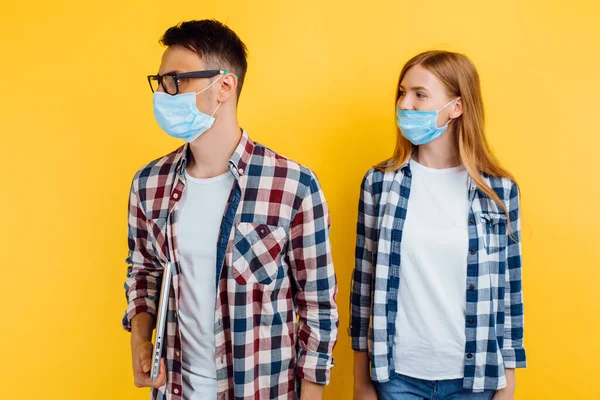 Junge Studentinnen Und Studenten Karierten Hemden Und Medizinischen Schutzmasken Gesicht — Stockfoto