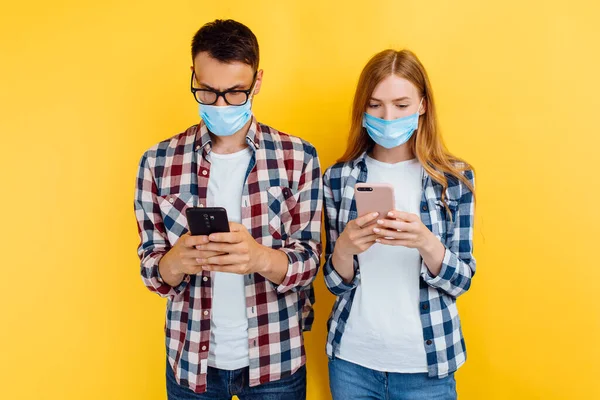 Jovem Casal Menino Uma Menina Camisas Verificadas Máscaras Proteção Médica — Fotografia de Stock