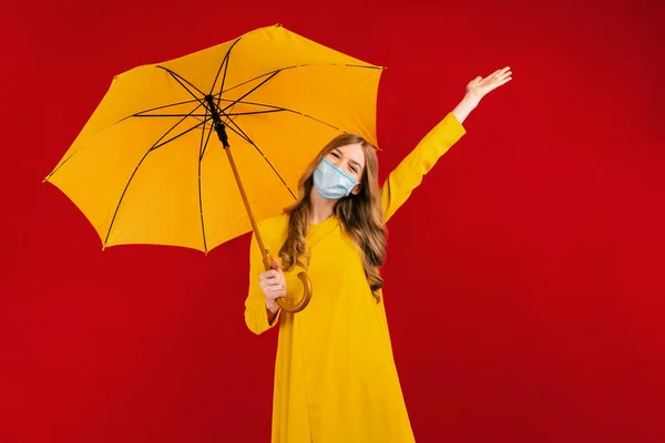 드레스를 의료용 마스크를 소녀가 우산을 재미있게 있습니다 — 스톡 사진