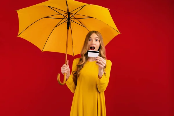 우산과 카드를 배경으로 컨셉을 여자가 충격을 — 스톡 사진