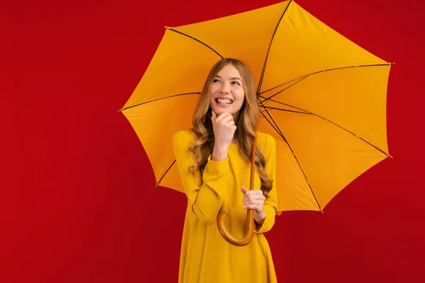 배경에 노란색 우산을 행복하고 생각깊은 컨셉트 — 스톡 사진