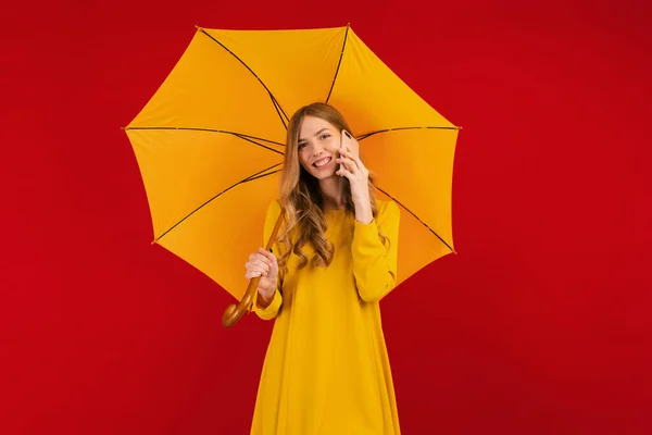 Schöne Glückliche Junge Frau Gelbem Kleid Mit Regenschirm Telefonierend Auf — Stockfoto