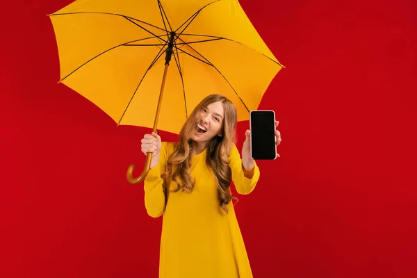 Cute Young Woman Yellow Dress Umbrella Shows Blank Mobile Phone — Stock Photo, Image