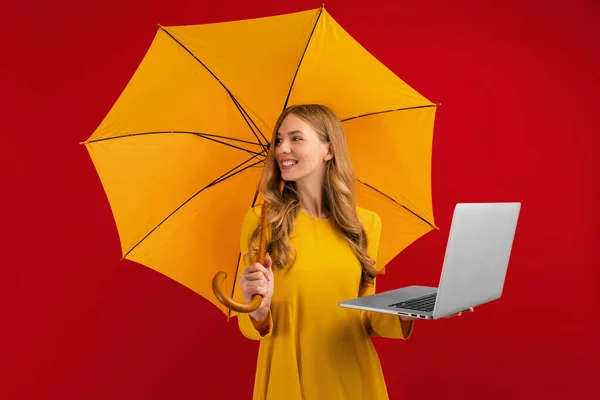 Красива Молода Жінка Парасолькою Використовуючи Ноутбук Червоному Тлі — стокове фото