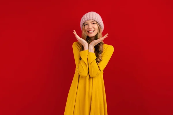 Jovem Bonita Feliz Chapéu Quente Cabeça Fundo Vermelho Conceito Outono — Fotografia de Stock