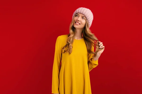 Glücklich Schöne Junge Frau Mit Warmem Hut Auf Dem Kopf — Stockfoto