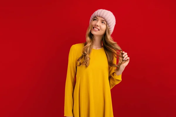 Jovem Bonita Feliz Chapéu Quente Cabeça Fundo Vermelho Conceito Outono — Fotografia de Stock