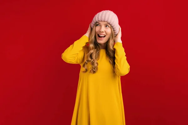 Jovem Bonita Feliz Chapéu Quente Cabeça Fundo Vermelho Conceito Outono — Fotografia de Stock